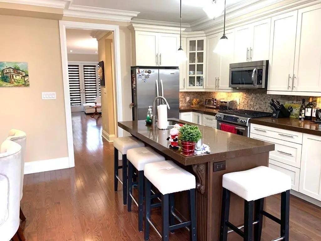 Luxury Home - Upper Toronto Beaches Guest house